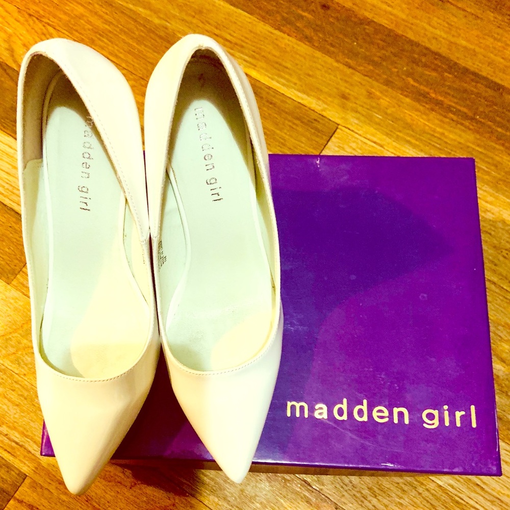 Women white pump stiletto shoes about 3”-4”